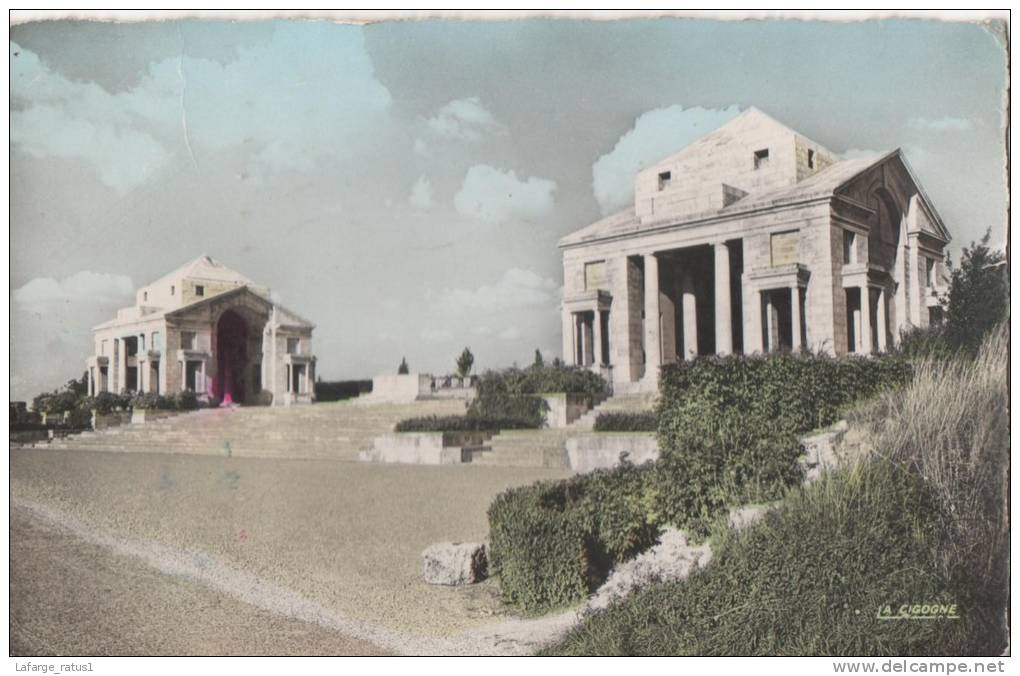 VILLERS BRETONNEUX LE MEMORIAL AUSTRALIENTRES LEGER PLI EN BAS COIN GAUCHE - Villers Bretonneux