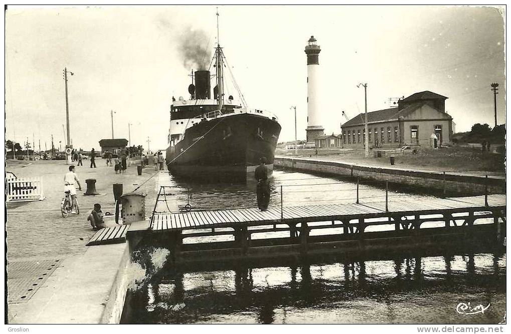 OUISTREHAM N° 21 PAQUEBOT AU PORT  ( PHARE ) - Ouistreham