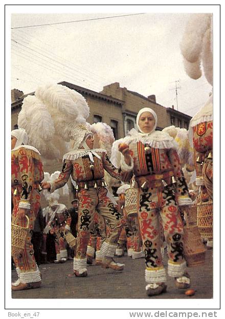 {32092} Belgique Binche , Carnaval : Un Groupe De Gilles - Binche