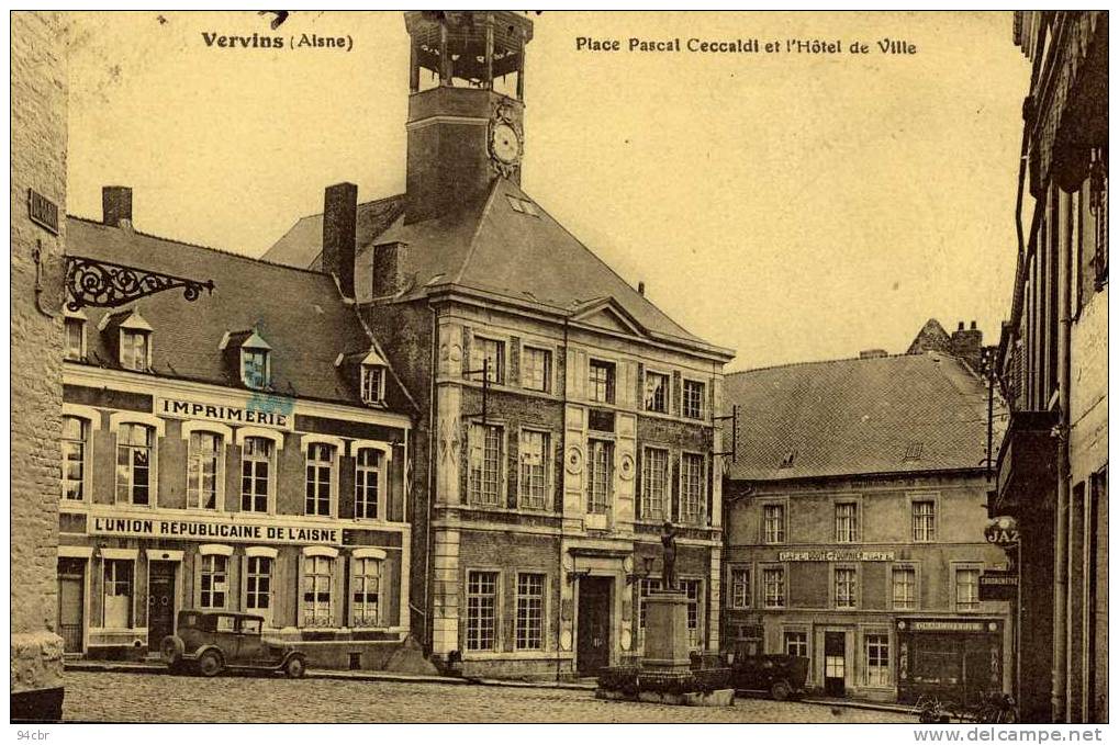 CPA (02)   VERVINS  Place Pascal Ceccaldi Et L Hotel De Ville - Vervins