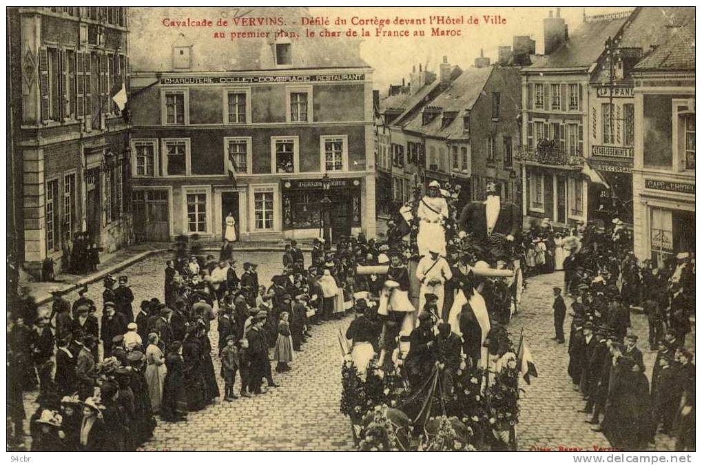 CPA (02)   VERVINS      Cavalcade Defile Du Cortege Devant L Hotel De Ville Le Char De La France Au Maroc - Vervins