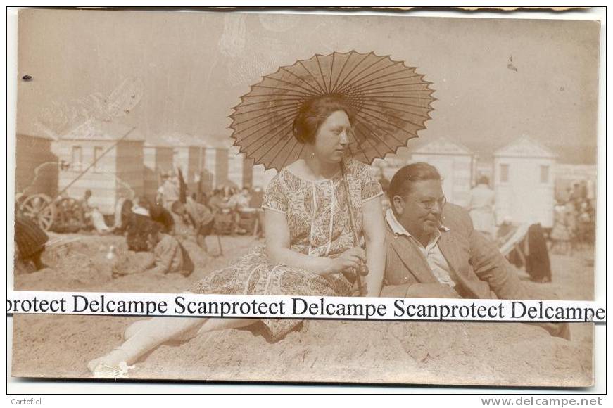 OOSTENDE-PRACHTIGE FOTOKAART-FOTO-KOPPEL OP HET STRAND-PARASOL-CHINESE PARAPLUIE-STRANDCABINES - Oostende