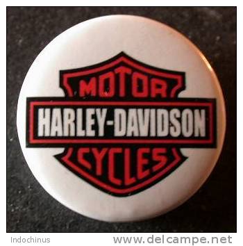 BADGE Neuf  BIKER HD HARLEY DAVIDSON PORT OFFERT - Motorbikes