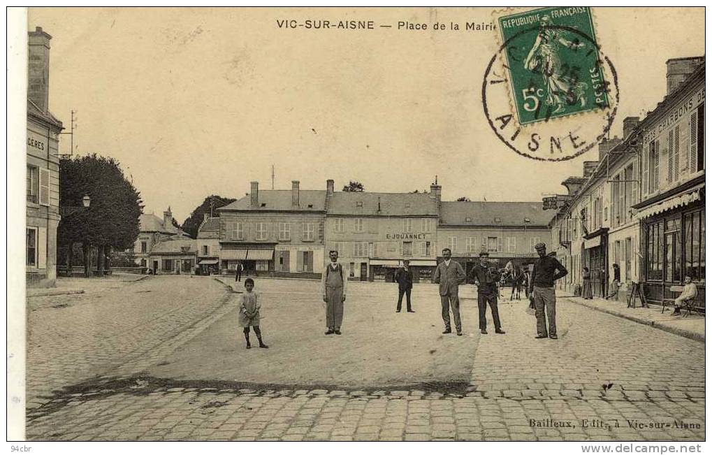 CPA (02)  VIC SUR AISNE  Place De La Mairie - Vic Sur Aisne