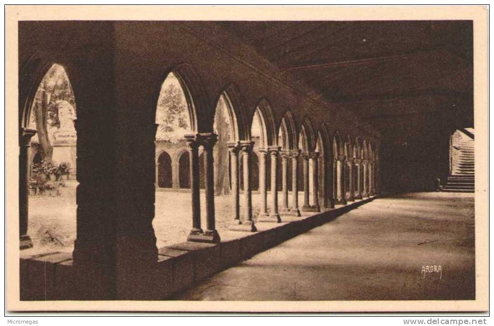 ST-HILAIRE De L'AUDE - Cloître D'une Abbaye De Bénédictins Fondée Au VIe Siècle - Saint Hilaire