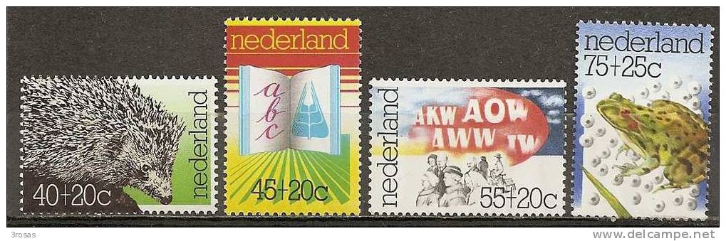 Pays-Bas Netherlands 1976 Bienfaisance Avec Grenouille Et Herisson Frog And Hedgehog Serie Complete MNH ** - Gebraucht