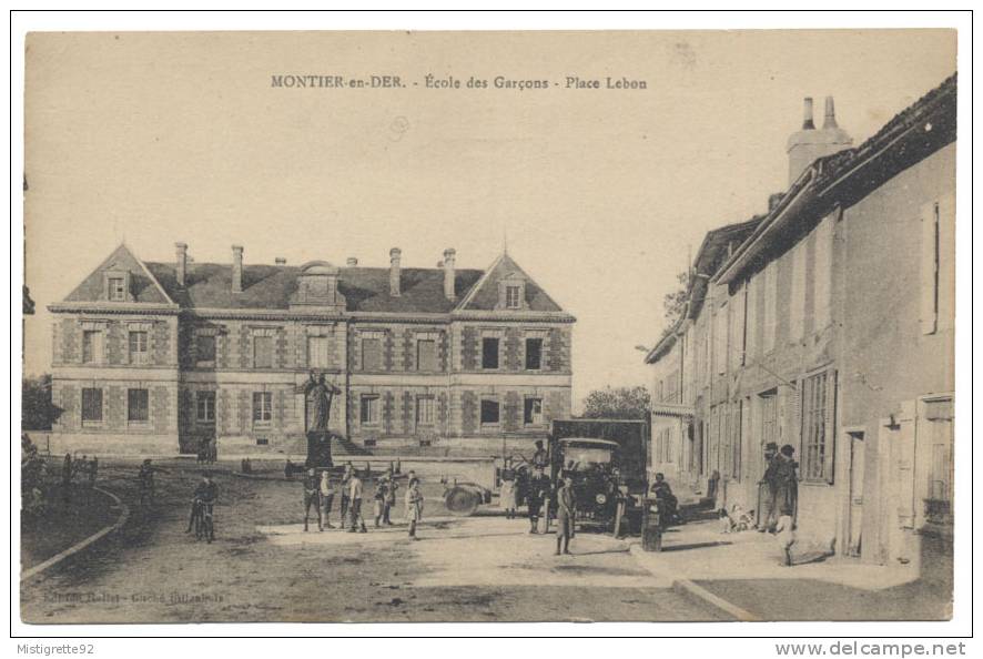 (52) MONTIER-en-DER École Des Garçons Place Lebon. Belle Animation. Enfant Vélo Auto. Dos Vert Divisé. - Montier-en-Der