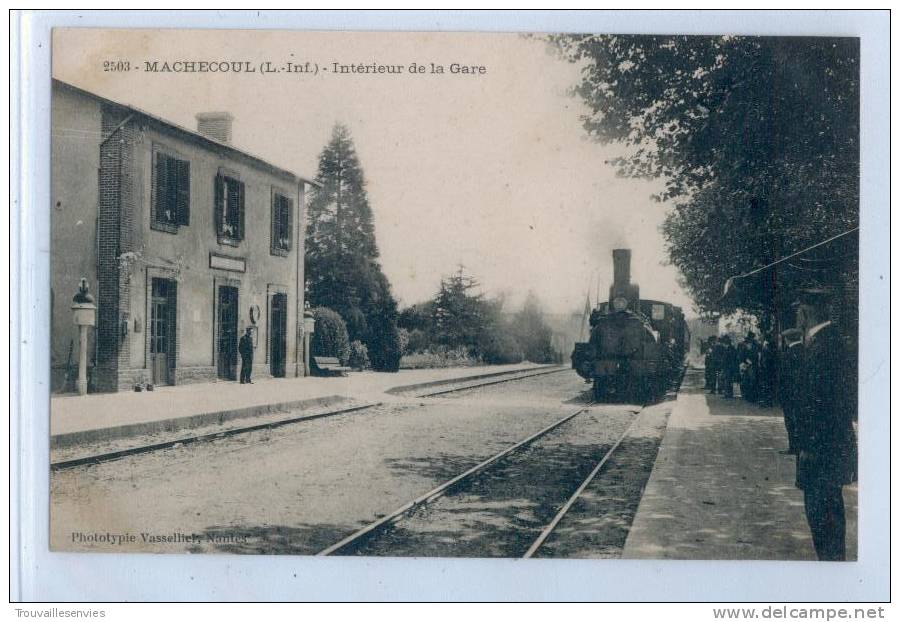 2503. MACHECOUL - INTERIEUR DE LA GARE - TRAIN - Machecoul