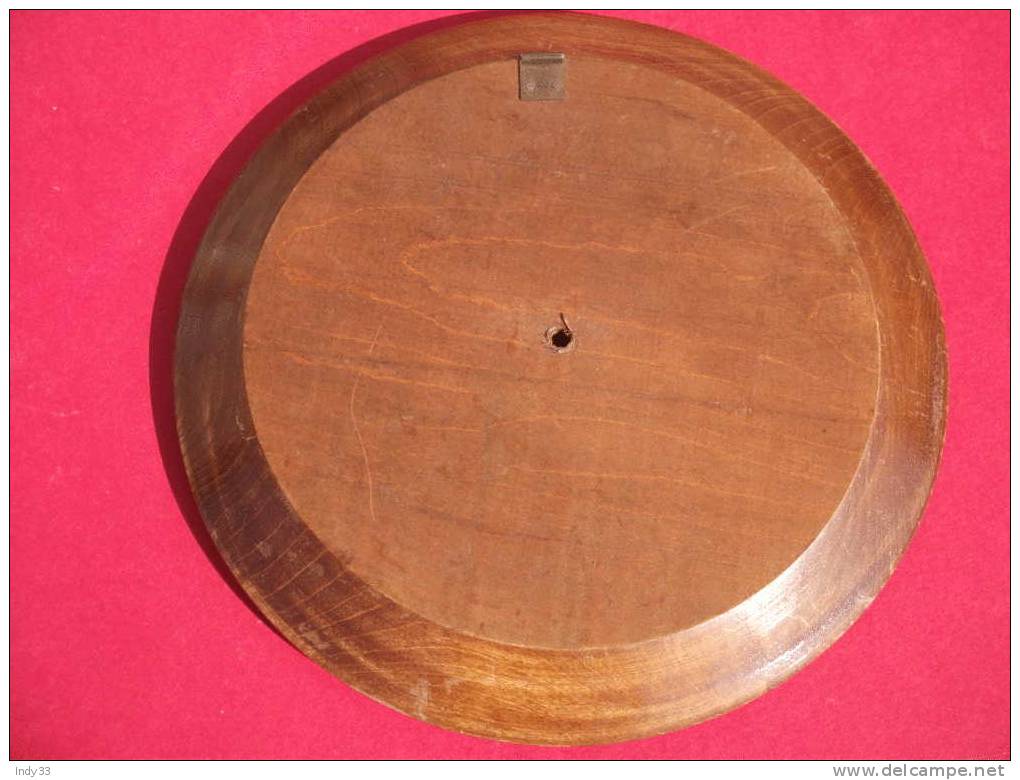 - ASSIETTE EN BOIS . VUE DE MONTAGNE TITREE LE PERIER - Souvenirs