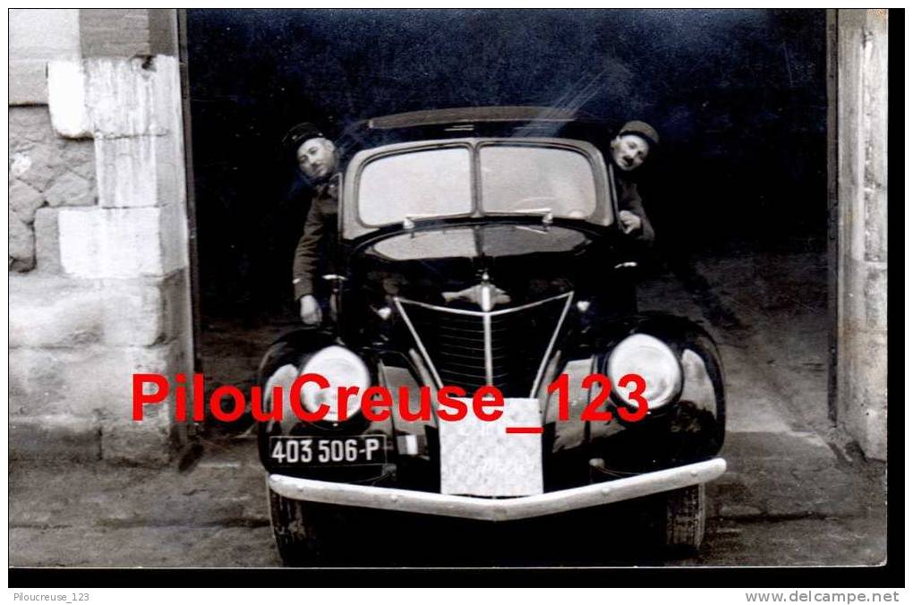 23 - BELLEGARDE EN MARCHE - CARTE PHOTO D'UNE VOITURE AVEC 2PERSONNES EN UNIFORME - Bellegarde