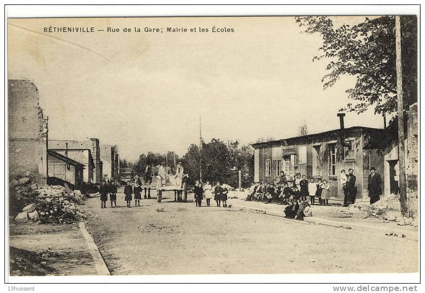 Carte Postale Ancienne Bétheniville - Rue De La Gare. Mairie Et Les Ecoles - Bétheniville