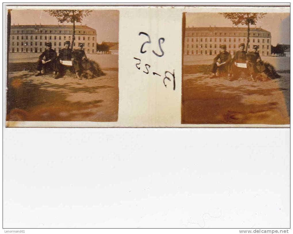 PHOTO STEREO PLAQUE DE VERRE GUERRE 1914 - 1918 A LA CASERNE - Diapositiva Su Vetro