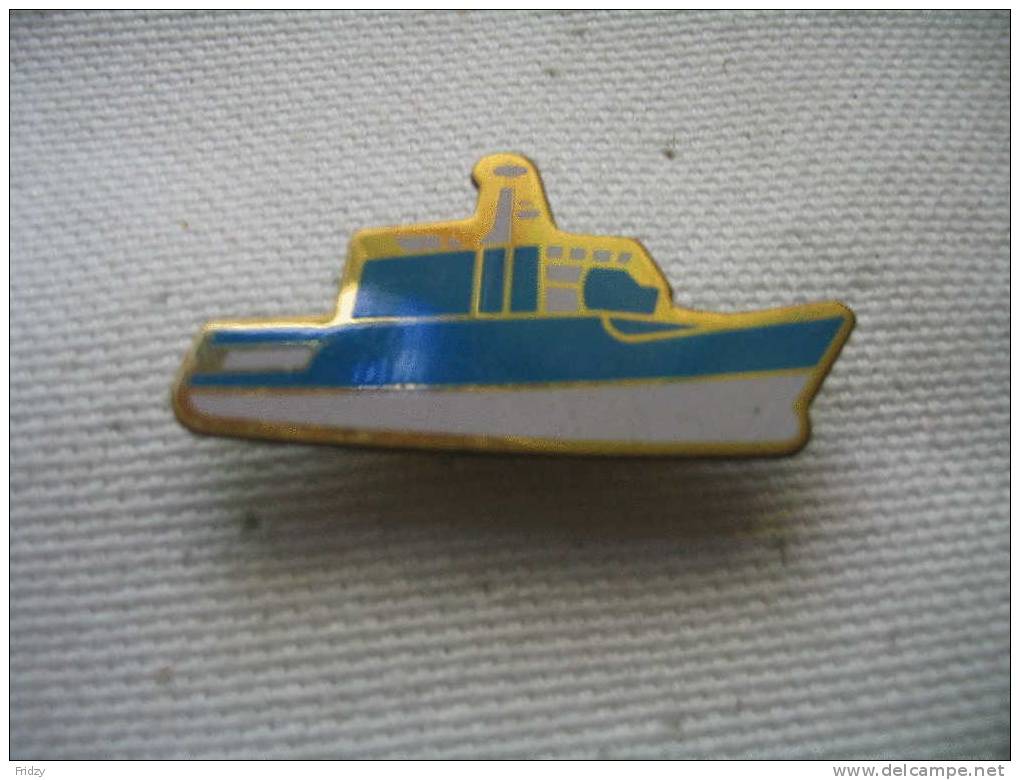 Pin´s Bateau Bleu Et Blanc - Bateaux