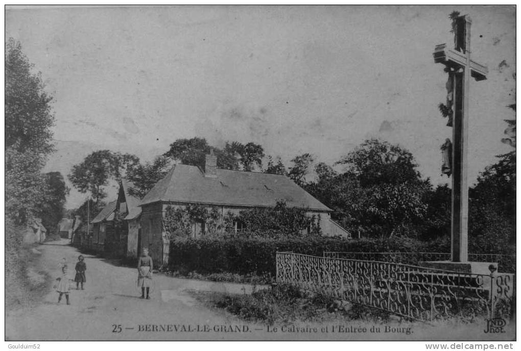 Le Calvaire Et L´entrée Du Bourg - Berneval