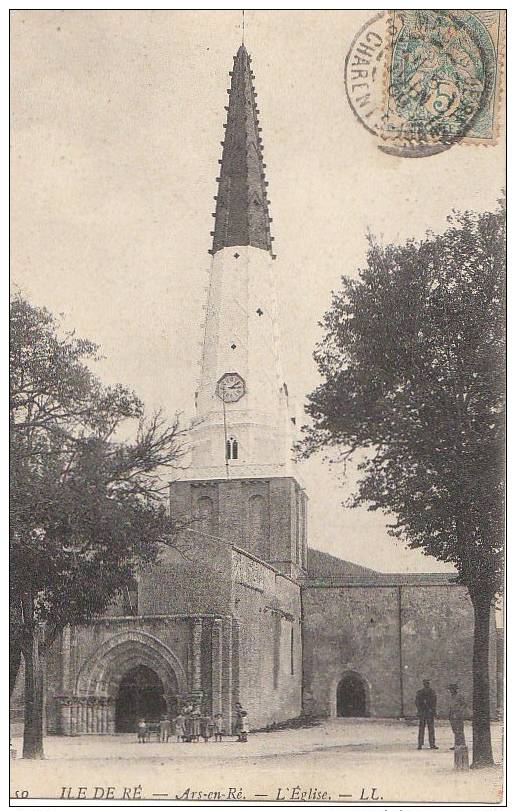 17 ILE De RE  ARS Animation Devant L'" EGLISE Et Son CLOCHER  Femmes Et ENFANTS En 1906 - Ile De Ré