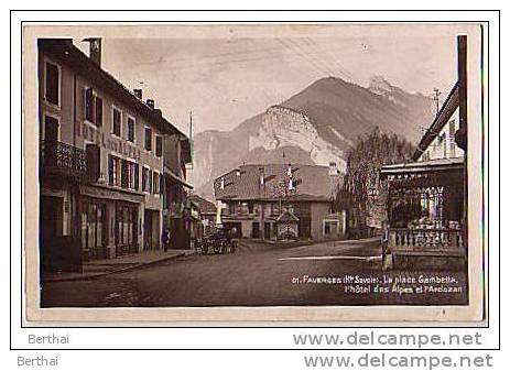 74 FAVERGES - La Place Gambetta, L Hotel Des Alpes Et L Arclozan - Faverges