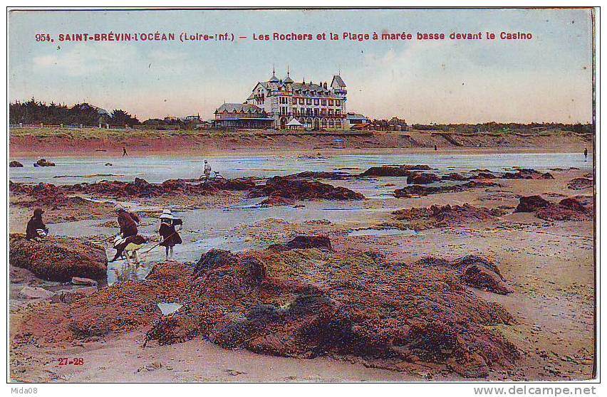 SAINT BREVIN L'OCEAN . LES ROCHERS ET LA PLAGE A MAREEE BASSE DEVANT LE CASINO. - Saint-Brevin-l'Océan