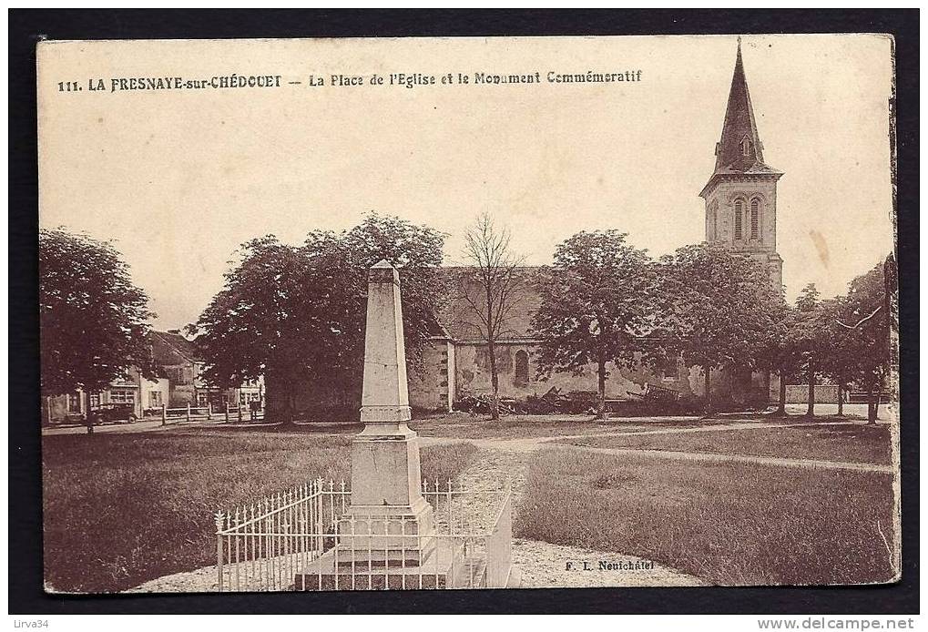 CPA  ANCIENNE- FRANCE- LA FRESNAYE-SUR-CHÉDOUET (72)- LA PLACE DE L'EGLISE- MONUMENT AUX MORTS GROS PLAN- VIEILLE AUTO - La Fresnaye Sur Chédouet