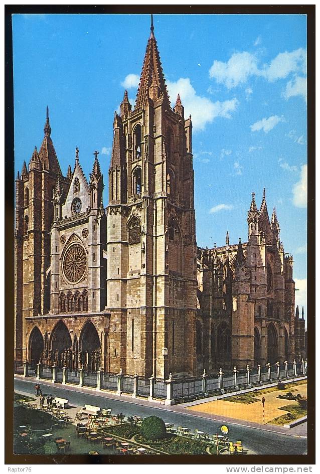 CPM Espagne  LEON Catedral Fachada Principal  La Cathédrale Façade Principale - León
