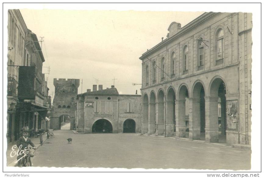 CADILLAC-sur-GARONNE (33)  - CPSM - Vue De La Halle Et Des Arceaux - Cadillac