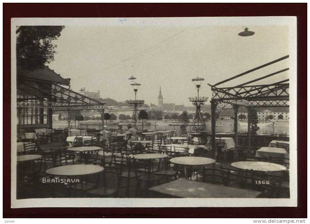 Cpa Carte Photo De Slovaquie  Bratislava Terrasse   ABE39 - Slovaquie