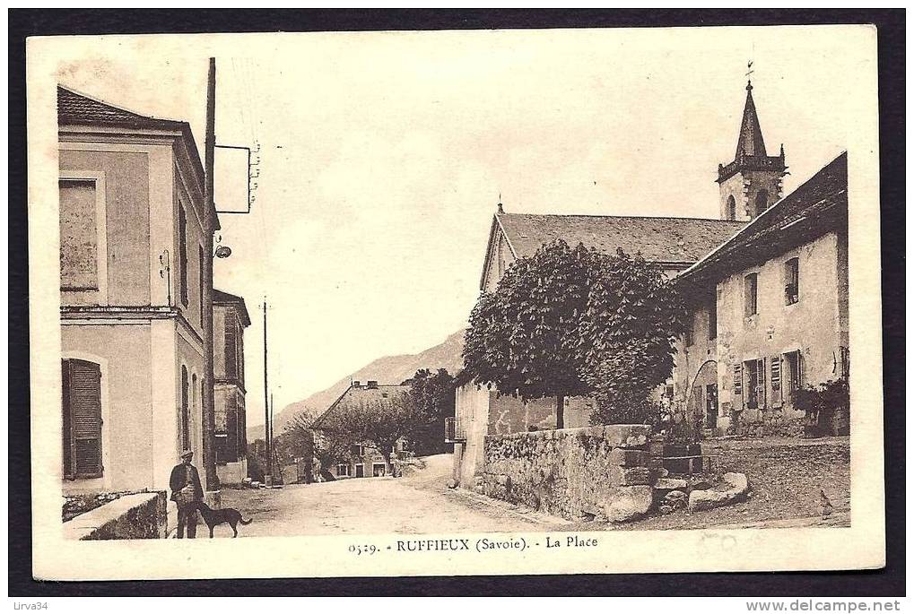 CPA  ANCIENNE- FRANCE- RUFFIEUX (73)- LA PLACE DU VILLAGE AVEC ANIMATION - Ruffieux