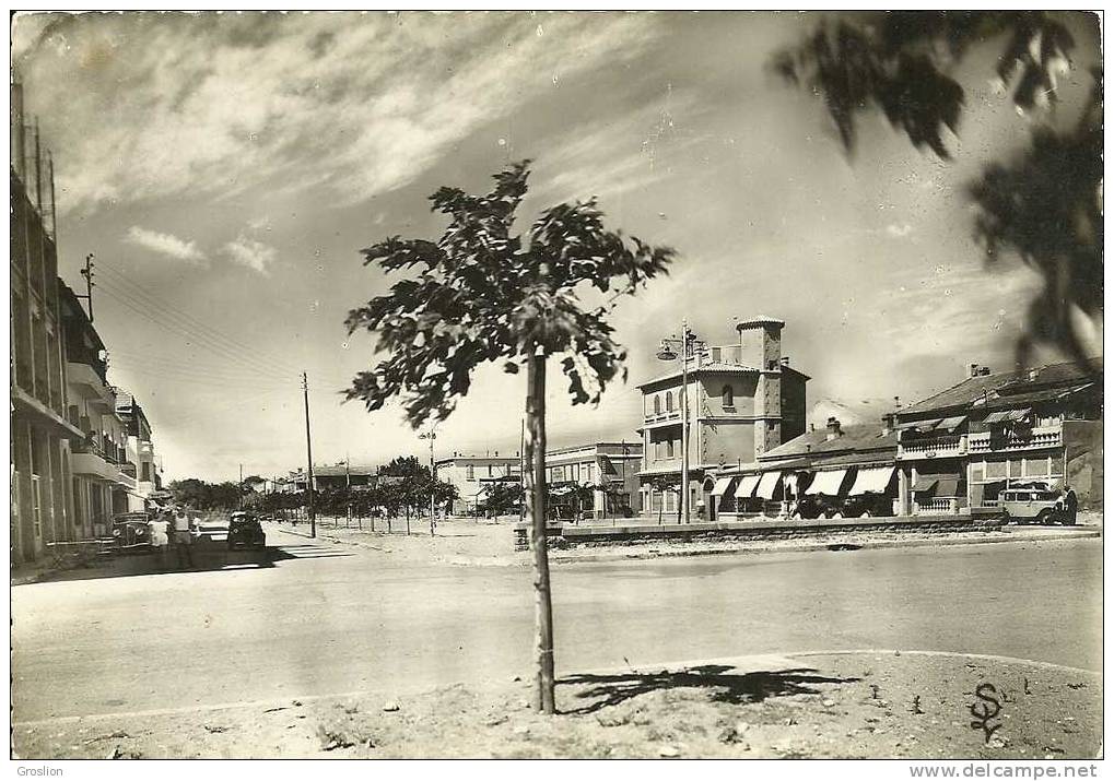 VALRAS PLAGE N° 851 LA GRANDE PLACE ET LA MAIRIE ( ANCIENNES VOITURES ) - Autres & Non Classés