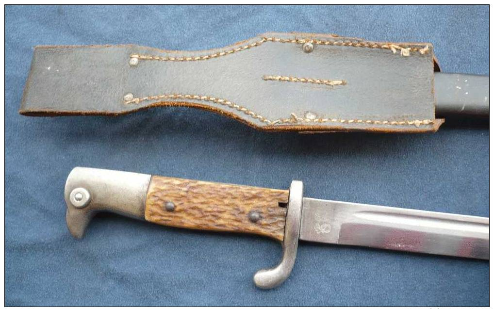 Très beau poignard-baïonnette arme privée,plaquettes bois de cerf avec fourreau.