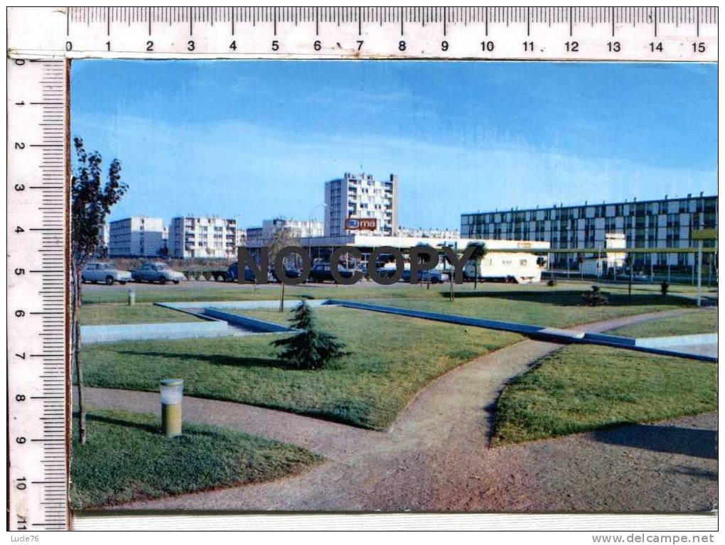 TRAPPES -  Ville Nouvelle - Le Centre Commercial -  Au Fond, Immeubles  G. Philippe - Trappes