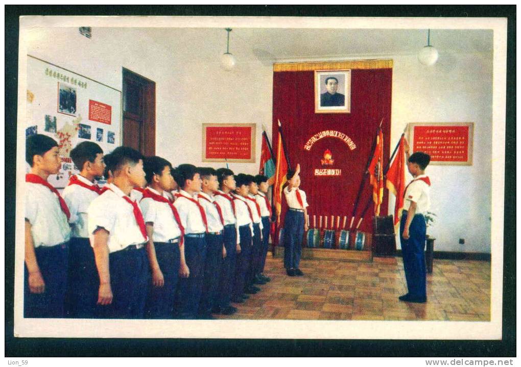 Pyongyang - Pioneer , Reporting Before The Flag - North Korea Corée Du Nord 109027 - Corée Du Nord
