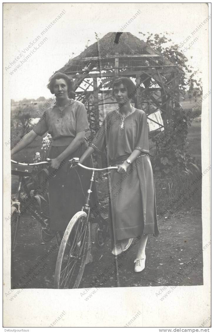 Photographie Carte Photo Ancienne : Deux Jeunes Femmes Cyclistes Cyles Vélo - Cycling