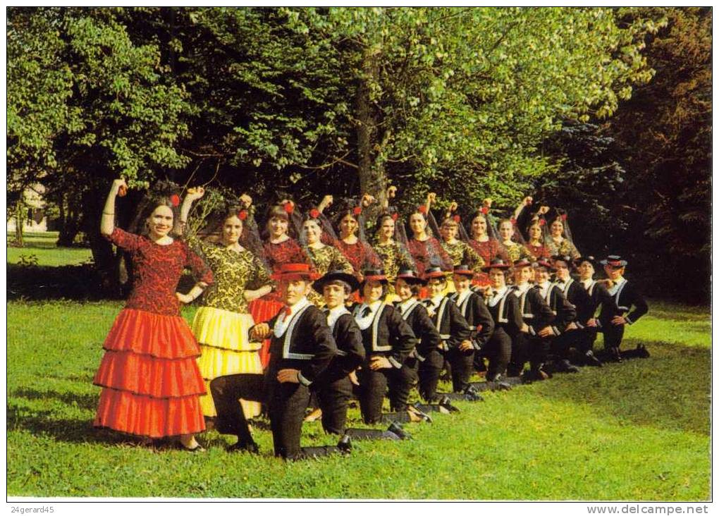 CPM VOUILLE LA BATAILLE (Vienne) - Danseuses Et Danseurs Du Groupe Folklorique "Les Catalans" - Vouille