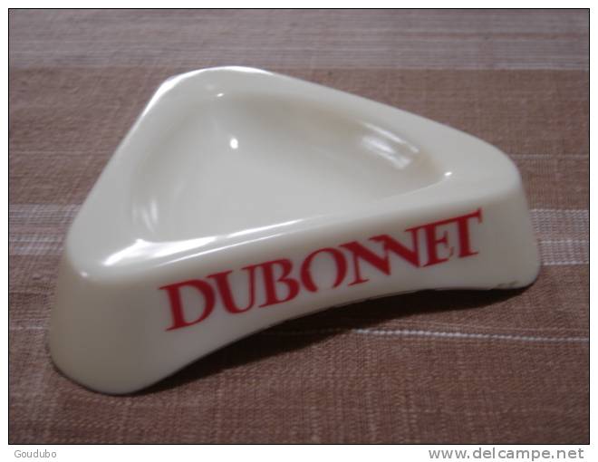 Cendrier DUBONNET Triangulaire.Made In France 67. - Porcelaine