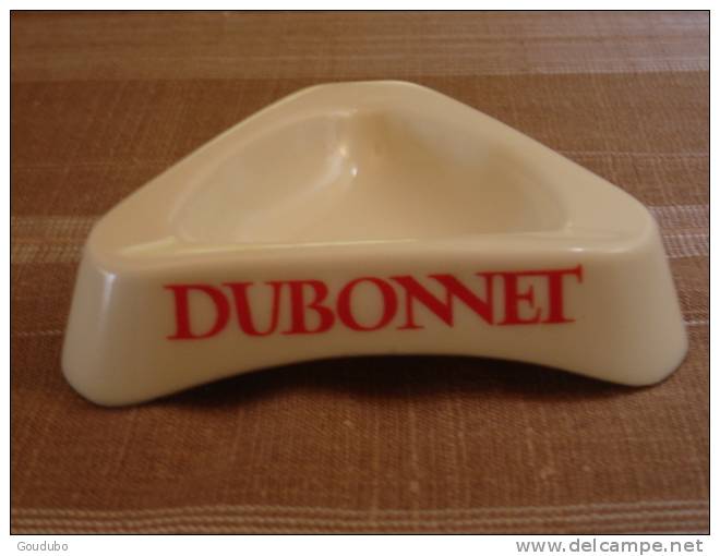 Cendrier DUBONNET Triangulaire.Made In France 67. - Porcelana