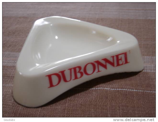 Cendrier DUBONNET Triangulaire.Made In France 67. - Porcelaine