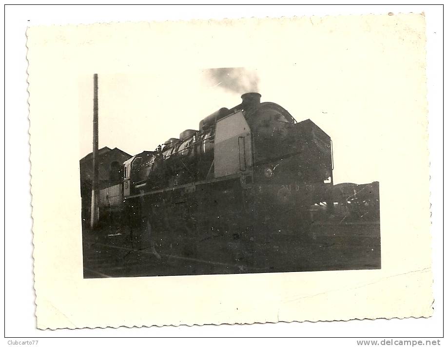 Venarey-les-Laumes (21) : GP D´une Locomotive à Vapeur Sortant De Son Dépôt De La Rotond  Env 1950 (animée) PHOTO RARE. - Venarey Les Laumes