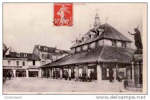 Montrejeau - La Statue St Jean Et La Halle  : Achat Immédiat - Montréjeau