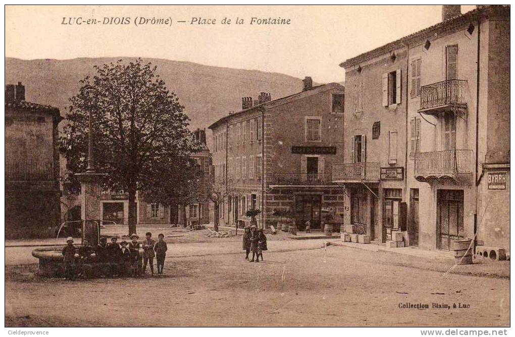 LUC-en-DIOIS. Place De La Fontaine. (café Du Progrès, Enfants, Enseigne Jph Garcin, Publicité BYRRH, Animation). - Luc-en-Diois