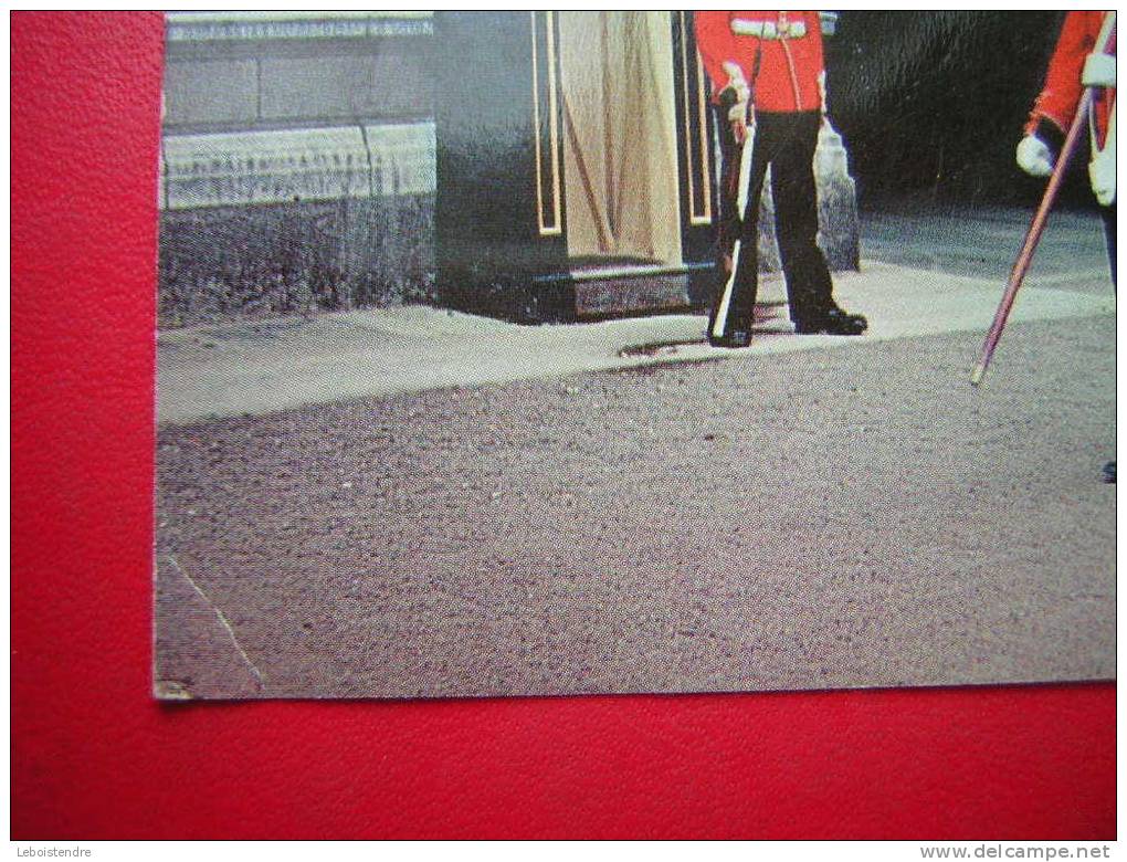 CPA-ANGLETERRE-LONDON-CHANGING THE GUARD IN THE FORECOURT OF BUCKINGHAM PALACE- VOYAGEE 1968 TIMBRE-PHOTO RECTO / VERSO - Buckingham Palace