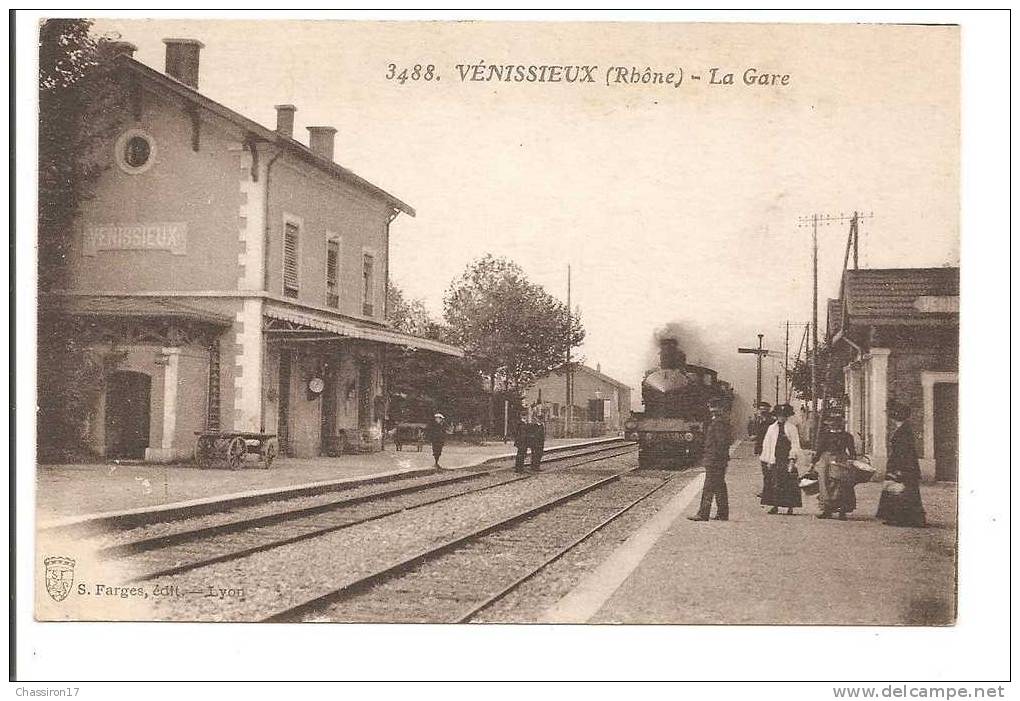 69  -  VENISSIEUX  -  La Gare  -  Belle Animation  Les Passagers Attendent L' Arrêt Du Train Qui Arrive - Vénissieux