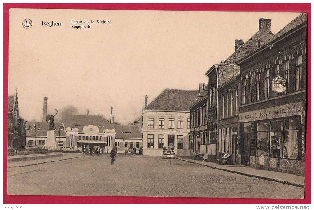 Izegem.  Iseghem. Place De La Victoire. / Zegeplaats. Tabacs-cigares Clovis-Nonkel, Animée + Voiture. - Izegem