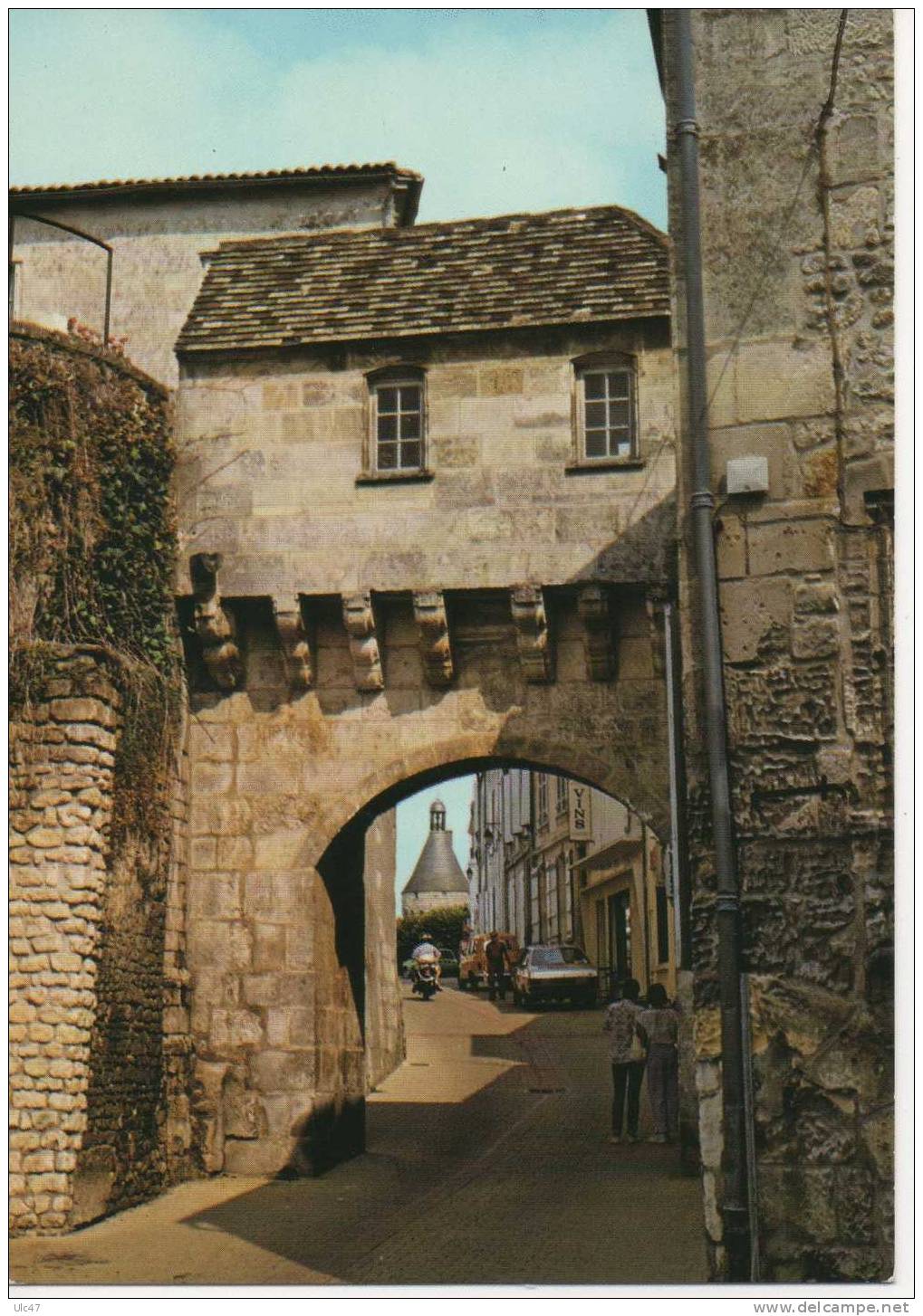 - 17 - JONZAC. - La Porte Des Anciennes Fortifications - Au Fond, Le Château - - Jonzac