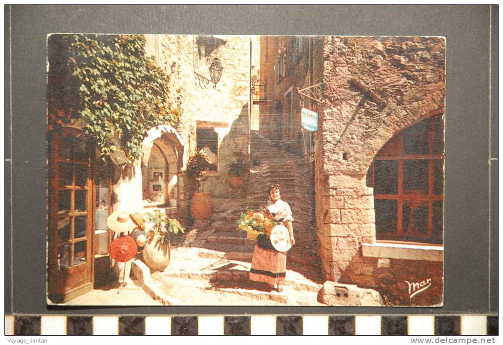 SAINT PAUL DE VENCE UNE RUE PITTORESQUE - Saint-Paul