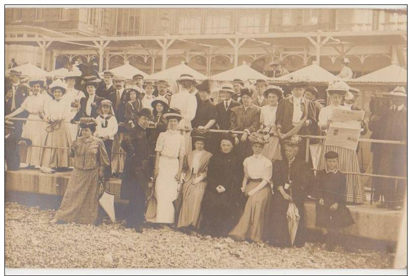 CPA PHOTO 76 DIEPPE Groupe Devant Le Casino Sur La Plage Animation Rare - Dieppe