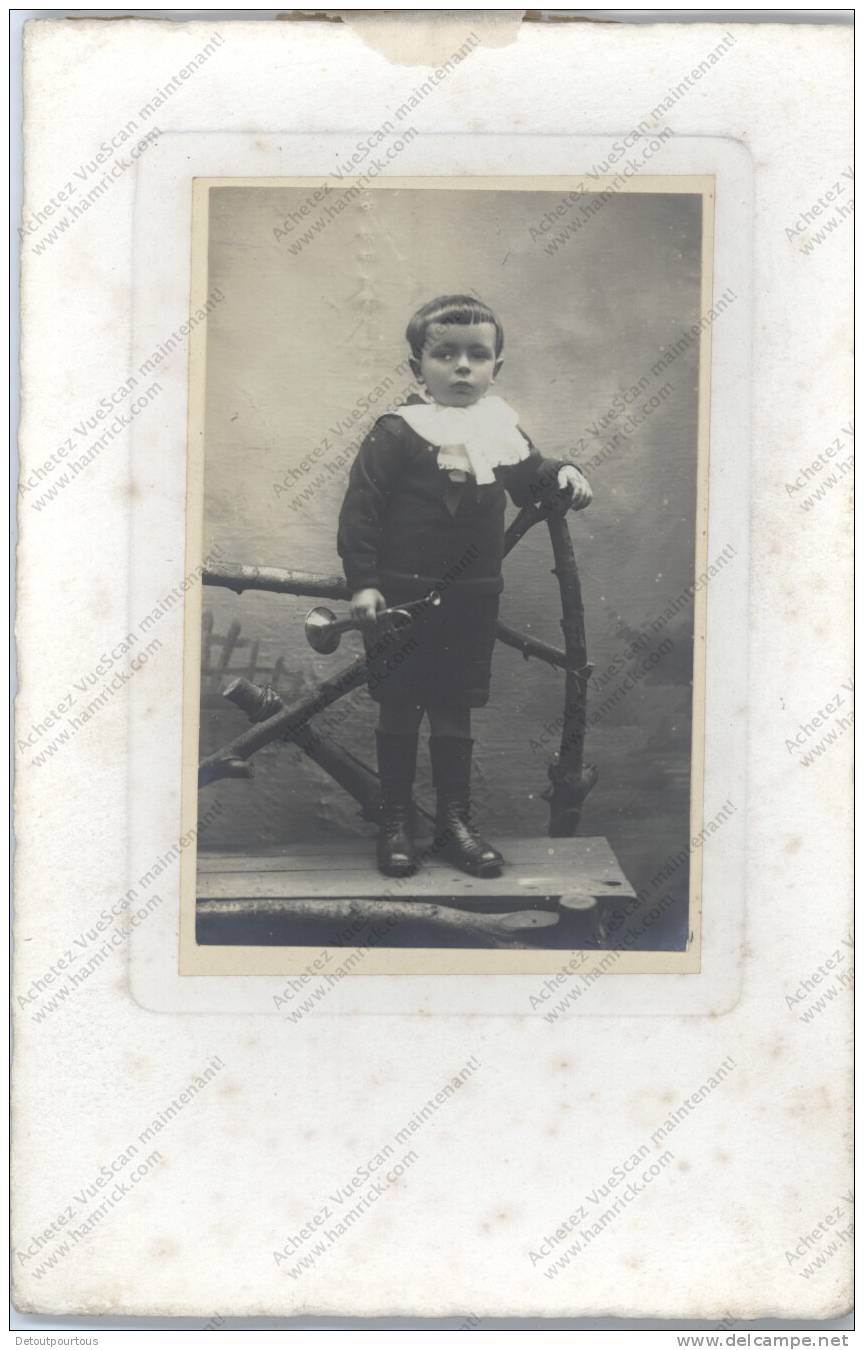 Photo Ancienne : Enfant Pose Chez Le Photographe Avec Trompette Trumpet - Voorwerpen