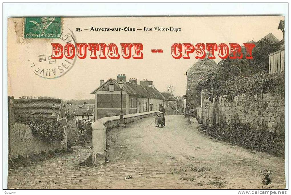 95 - AUVERS Sur OISE - Visuel Unique Sur D* - Rue Victor Hugo Avec 1 Femme Et Son Enfant - Dos Scané - Auvers Sur Oise