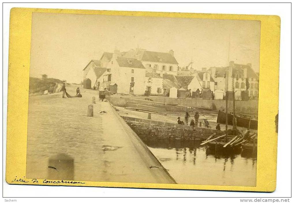 29 CONCARNEAU   Photographie  Les Marins Pecheurs Sur La Jetée      -Fin 19em Début 20 Em - Fort Carton  - D09 - Ancianas (antes De 1900)