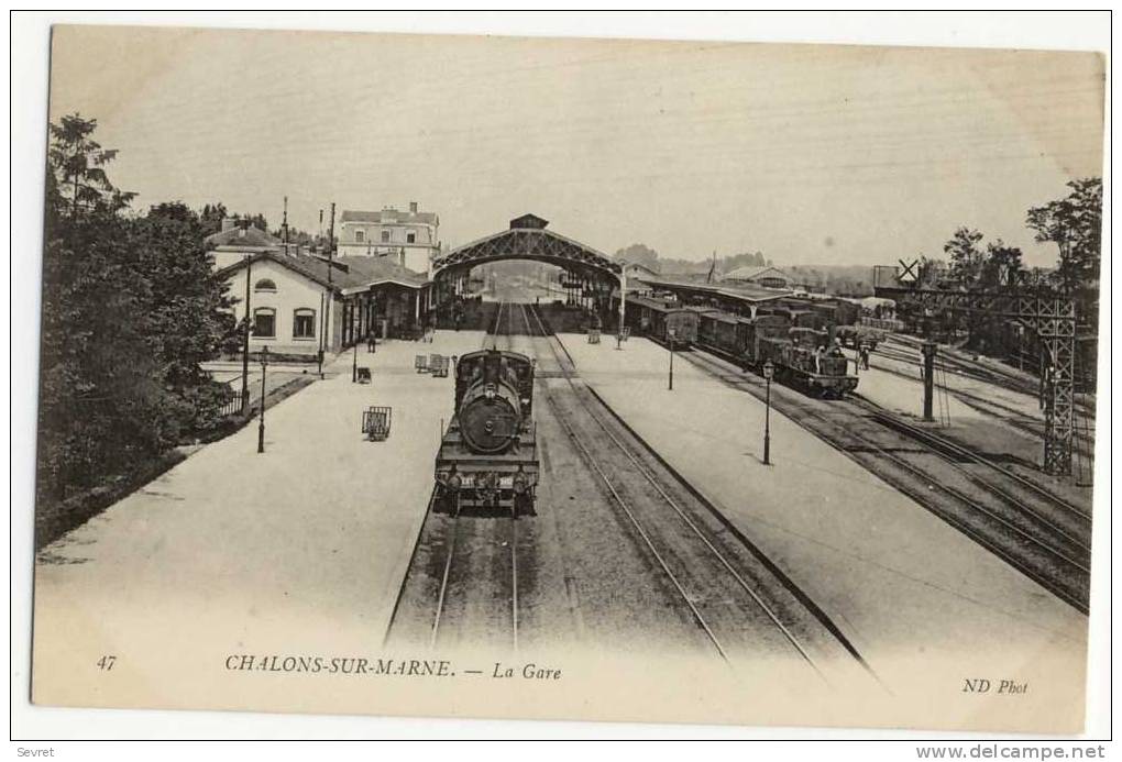 CHALONS Sur MARNE. -  La Gare. Locomotive 1er Plan - Châlons-sur-Marne