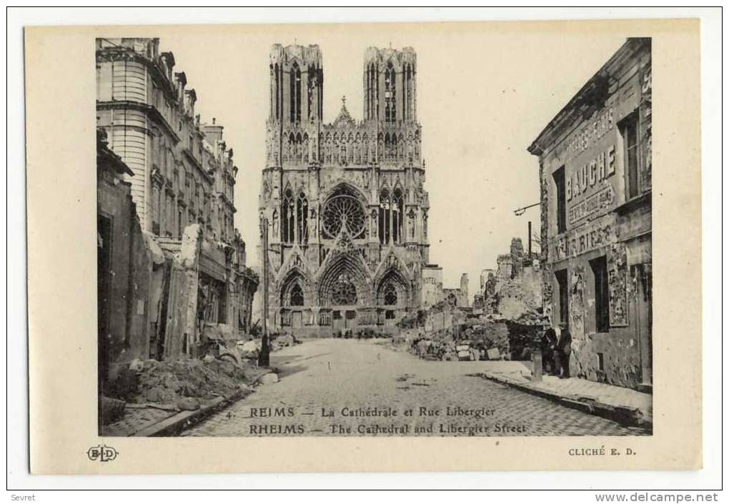 REIMS. - La Cathédrale Et Rue Libergier Bombardée - Reims