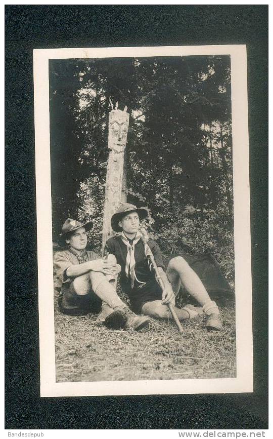 Petite Photo Originale - Scoutisme - Scout - Deux Scouts Se Reposant Au Pied D'un Totem - Scoutisme